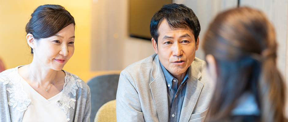 持病のある人が保険の相談をしているイメージ