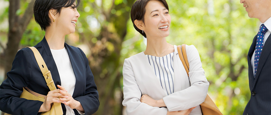 30代女性が生命保険について検討しているイメージ