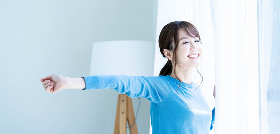 不眠症を改善するために非薬物療法として太陽の光を浴びている様子